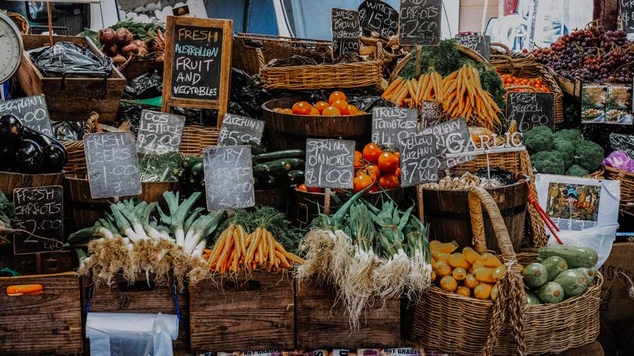 healthy-fruits-and-vegetanles-at-market